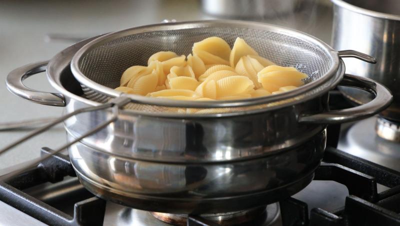 De ce nu este bine să clătești pastele după fierbere. Greșeala care poate strica un preparat simplu