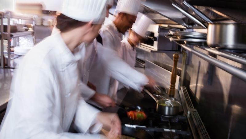 De ce unele tigăi au o gaură la capătul mânerului. Detaliul simplu care are o utilitate practică
