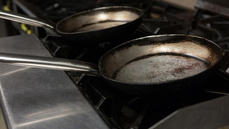 De ce unele tigăi au o gaură la capătul mânerului. Detaliul simplu care are o utilitate practică
