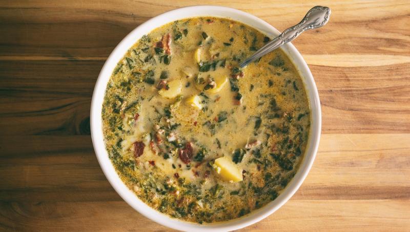 Zuppa Toscana, supa italiană cremoasă cu cartofi și cârnați. Rețeta perfectă pentru zilele reci de toamnă