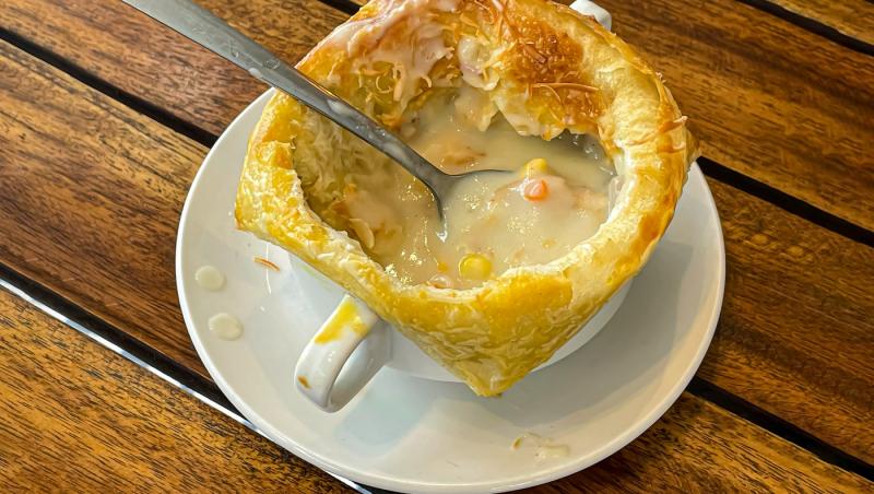 Zuppa Toscana, supa italiană cremoasă cu cartofi și cârnați. Rețeta perfectă pentru zilele reci de toamnă