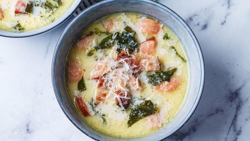 Zuppa Toscana, supa italiană cremoasă cu cartofi și cârnați. Rețeta perfectă pentru zilele reci de toamnă