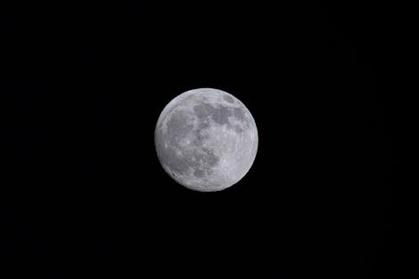 SUA, Rusia și China vor să construiască reactoare nucleare pe Lună. Motivul surprinzător din spatele acestei curse