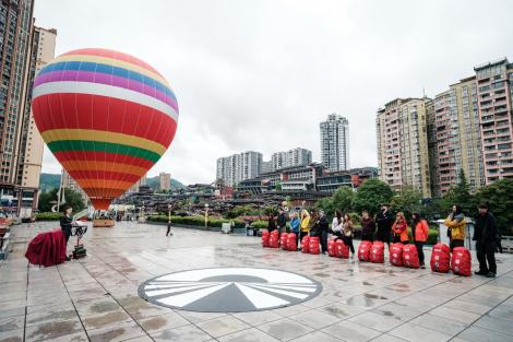 Apariție spectaculoasă a Irinei Fodor la Asia Express. A cobor&acirc;t dintr-un balon, iar concurenții au rămas fără cuvinte