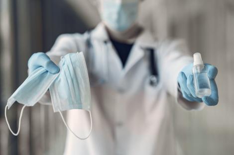 COVID revine &icirc;n forță &icirc;n această toamnă. Varianta care provoacă tot mai multe &icirc;mbolnăviri și simptomele la care să fii atent