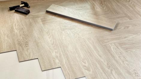 Materialul care &icirc;ncepe să &icirc;nlocuiască parchetul laminat &icirc;n locuințe. Rezistă la apă și este ideal pentru &icirc;ncălzirea &icirc;n pardoseală