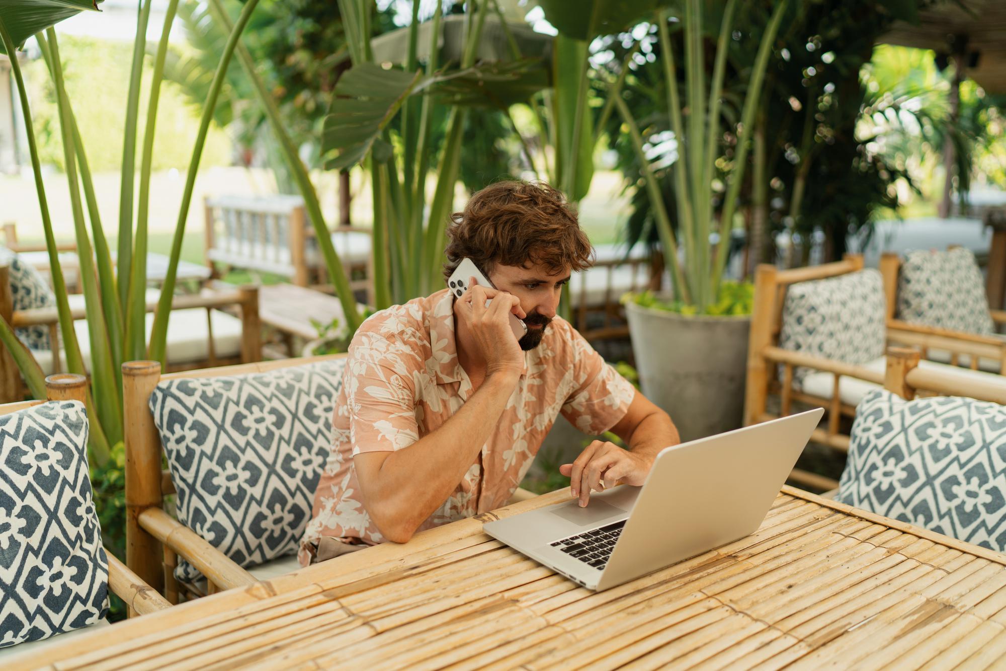 (P) Workcation reușit: Cum să lucrezi de pe plajă și să surprinzi cele mai tari amintiri cu un buget inteligent