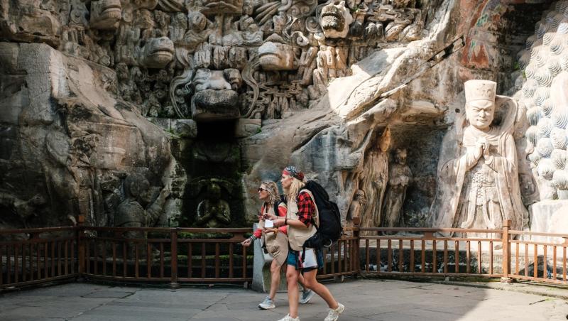 Lupta pentru Imunitatea Mică se dă între tehnologie și istorie: concurenții ajung la spectaculoasele sculpturi rupestre de la Dazu