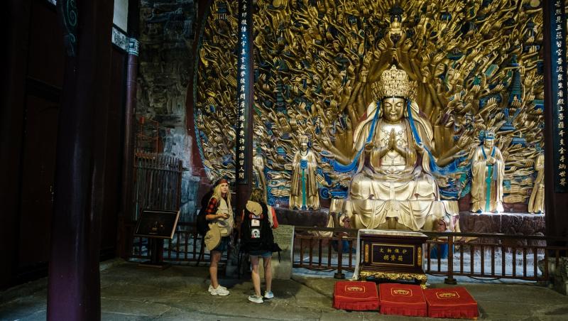 Lupta pentru Imunitatea Mică se dă între tehnologie și istorie: concurenții ajung la spectaculoasele sculpturi rupestre de la Dazu