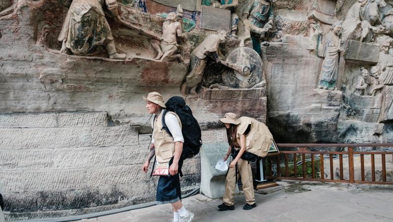 Lupta pentru Imunitatea Mică se dă între tehnologie și istorie: concurenții ajung la spectaculoasele sculpturi rupestre de la Dazu