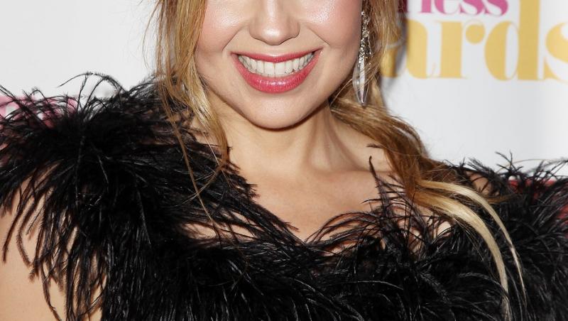 Thalia, îmbrăcată într-o rochie de la un brand românesc, în cel mai recent videoclip al ei. Despre ce brand este vorba