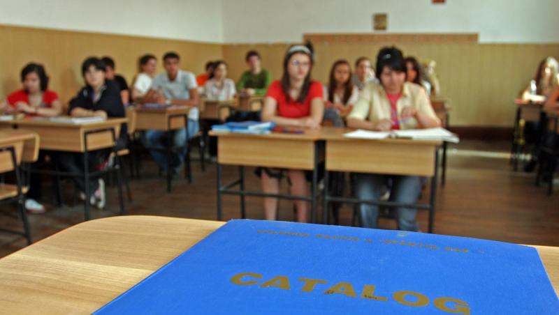 elevi stand  in banci