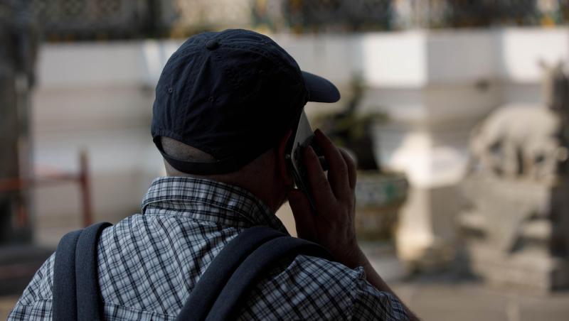 barbat cu rucsac in spate