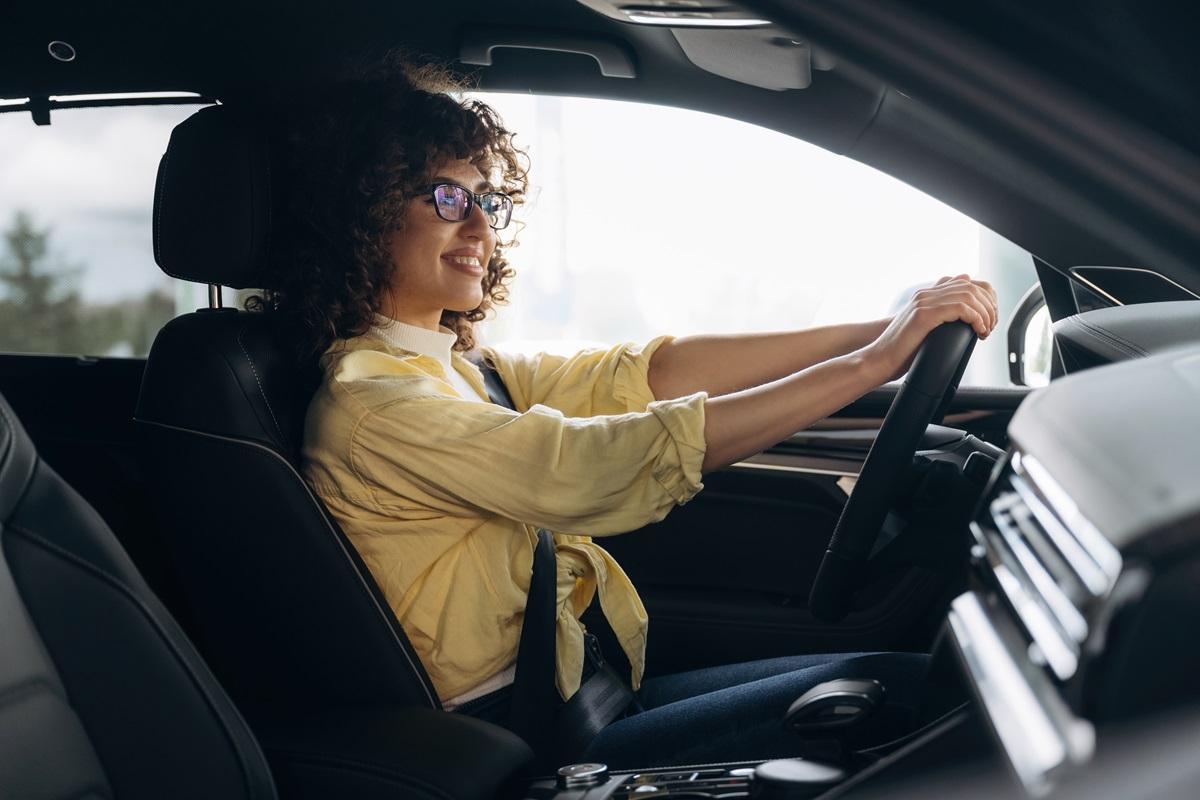 Cele mai periculoase poziții de condus. Experții avertizează șoferii să nu stea așa niciodată la volan