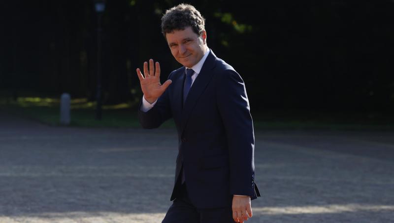 Ce cadouri a primit Nicușor Dan de când a ajuns președinte. Cel mai scump este o fotografie cu autograf de la regele Charles