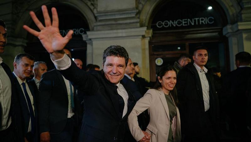 Ce cadouri a primit Nicușor Dan de când a ajuns președinte. Cel mai scump este o fotografie cu autograf de la regele Charles