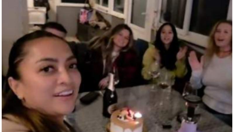 Cum a sărbătorit Bella Santiago ziua lui Nicu Grigore, care se află în Republica Dominicană. Cântăreața a făcut o mică petrecere