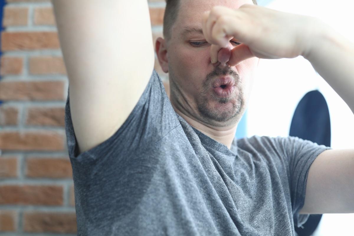 Cum &icirc;ți speli corect hainele transpirate. Nu trebuie niciodată să le bagi direct &icirc;n mașina de spălat, susțin experții