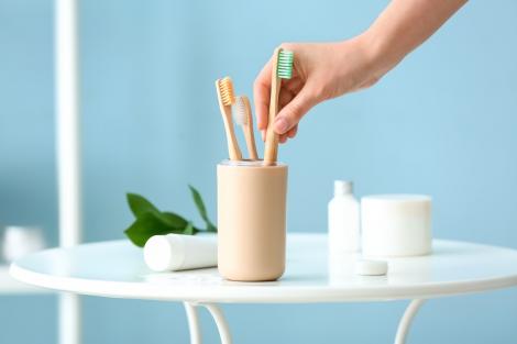 C&acirc;t de des trebuie să &icirc;ți schimbi periuța de dinți, potrivit experților. Perioada e mai scurtă dec&acirc;t cred mulți