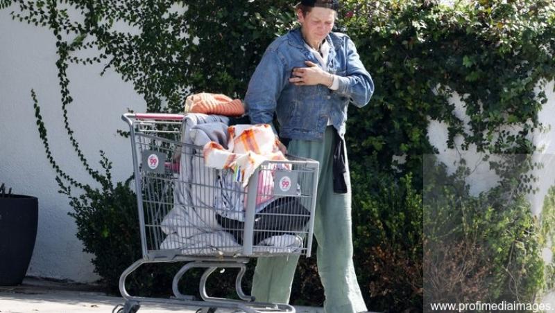 A fost o mare frumusețe de la Hollywood, dar a ajuns să caute prin tomberoane. Imagini îngrijorătoare cu vedeta care făcea furori