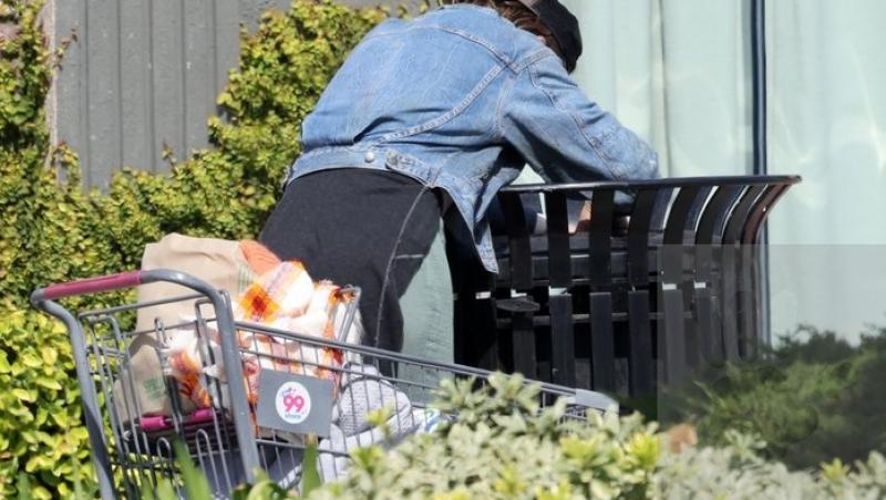 A fost o mare frumusețe de la Hollywood, dar a ajuns să caute prin tomberoane. Imagini îngrijorătoare cu vedeta care făcea furori