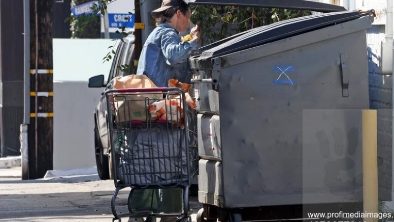 A fost o mare frumusețe de la Hollywood, dar a ajuns să caute prin tomberoane. Imagini îngrijorătoare cu vedeta care făcea furori