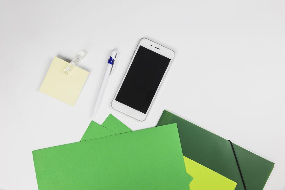 imagine cu telefon si carton verde