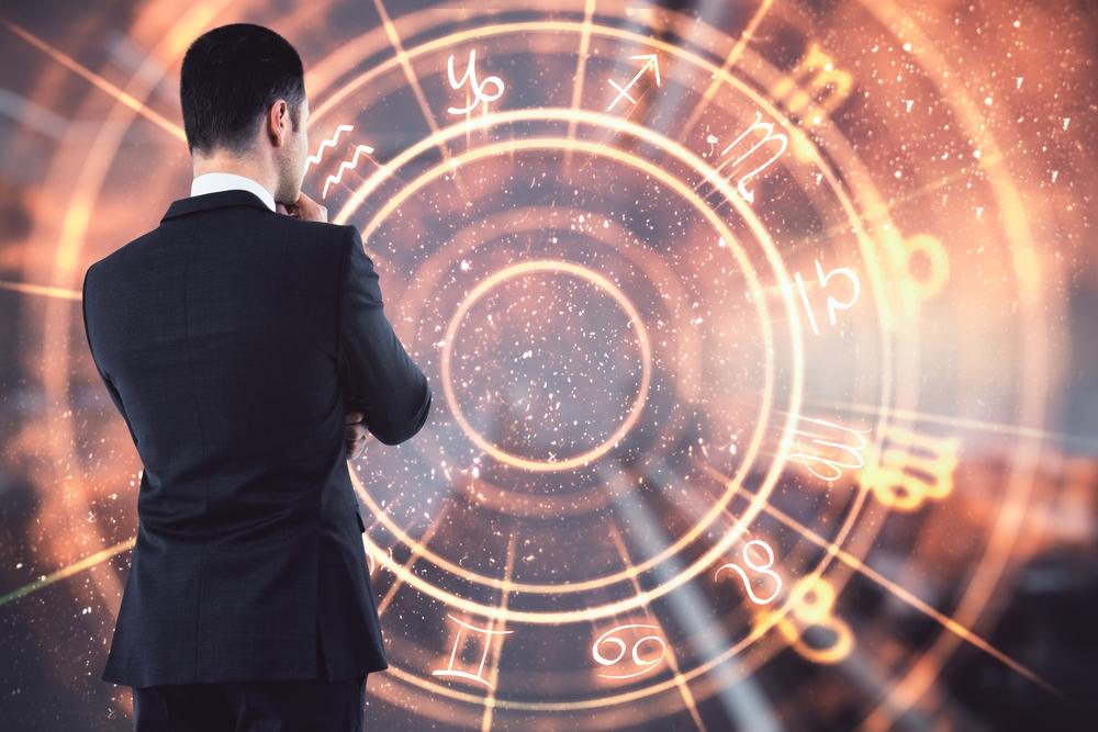 imagine cu un barbat in costum si cercul celor 12 zodii din horoscop