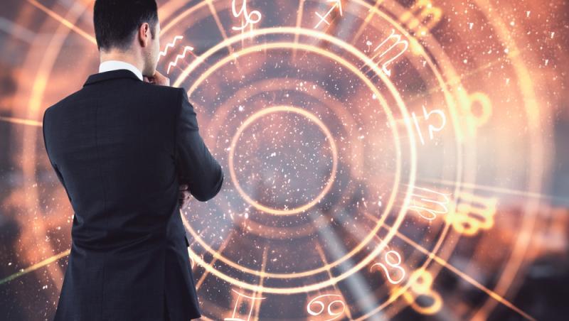 imagine cu un barbat in costum si cercul celor 12 zodii din horoscop