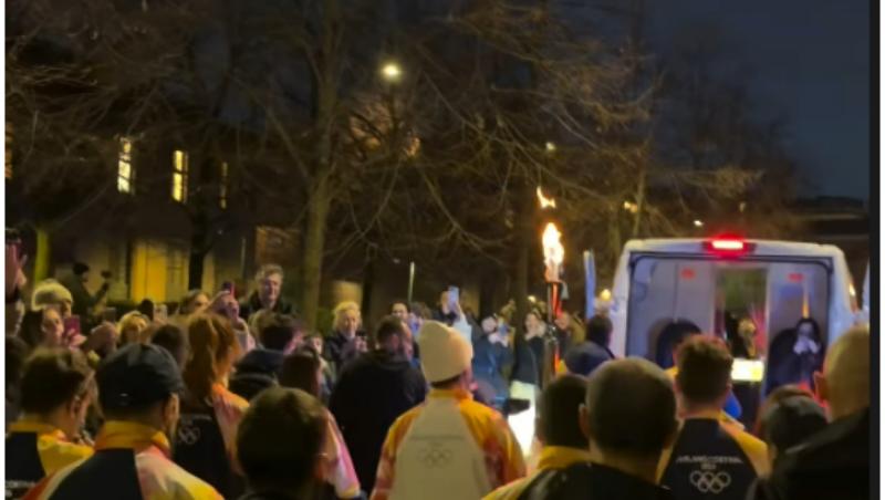 Cristian Chivu a purtat torța olimpică pe străzile din Milano. Cum au apărut Adelina Chivu și fiicele lor în timpul momentului