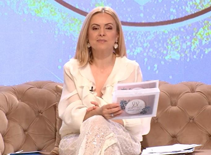 Simona Gherghe la Mireasa într-un costum alb