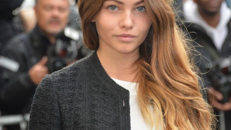 Tânăra în vârstă de 24 de ani a postat în mediul online mai multe imagini cu bijuteria superbă 
Blondeau și partenerul său, DJ-ul francez Ben Attal, s-au logodit în timpul unei escapade romantice în Grecia.