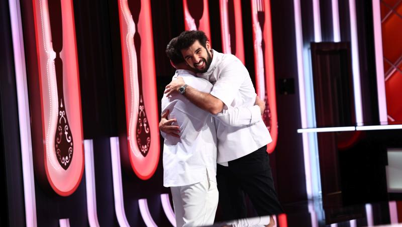 Chefi la cuțite, lider de audiență. Chef Richard i-a oferit aseară cuțitul de aur lui Alexandru Dodoaia