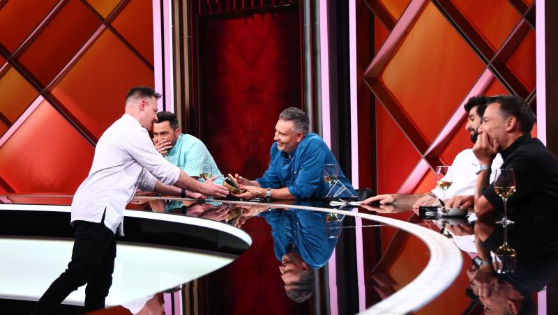 Chefi la cuțite, lider de audiență. Chef Richard i-a oferit aseară cuțitul de aur lui Alexandru Dodoaia