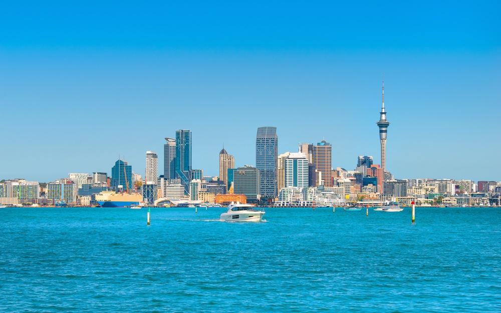 O fotografie din Noua Zeelandă cu orașul și apa