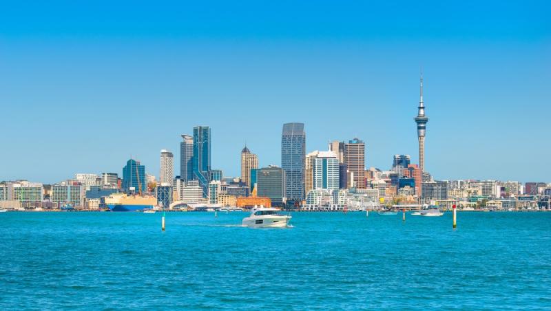 O fotografie din Noua Zeelandă cu orașul și apa