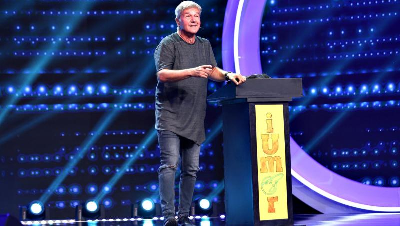 VIDEO | Dan Bittman, în lacrimi pe scenă după moartea colegului său, Mugurel Vrabete. Artistul a cântat cu greu piesa „Vine o zi”