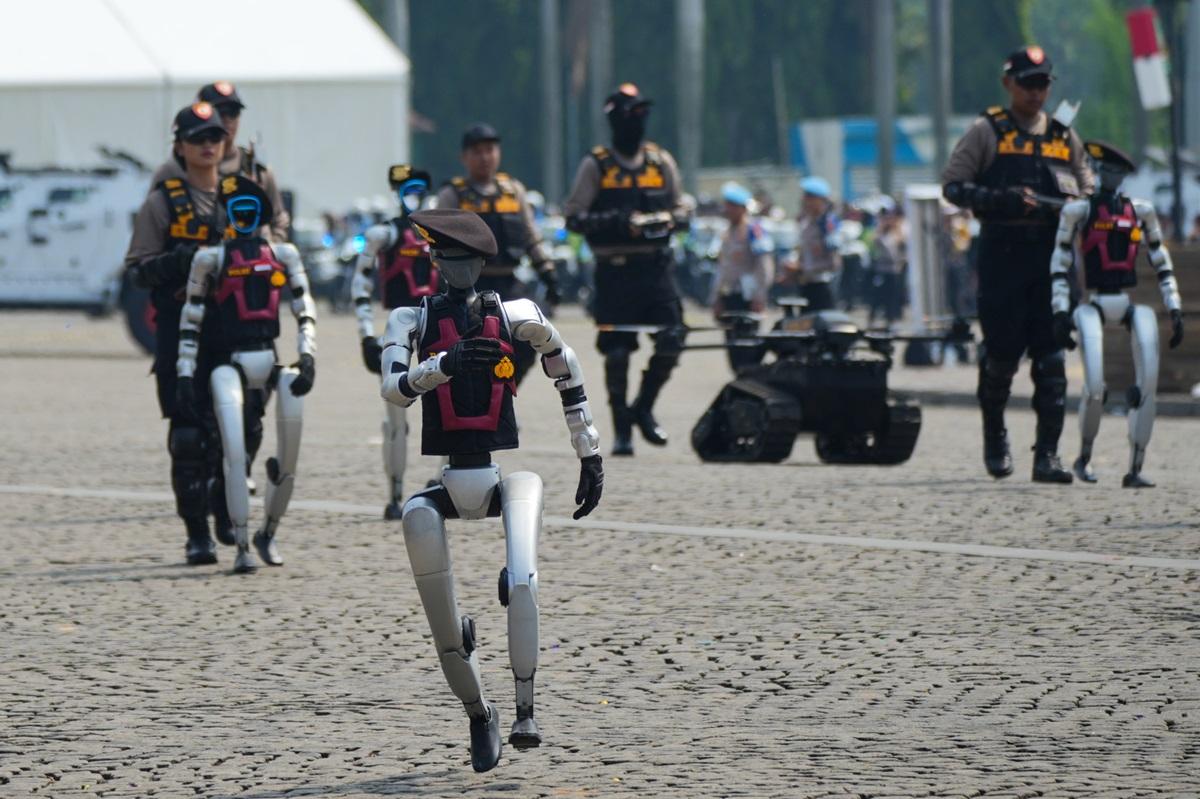 Primul robot arestat din istorie. Ce i-a făcut dispozitivul unei bătr&acirc;ne