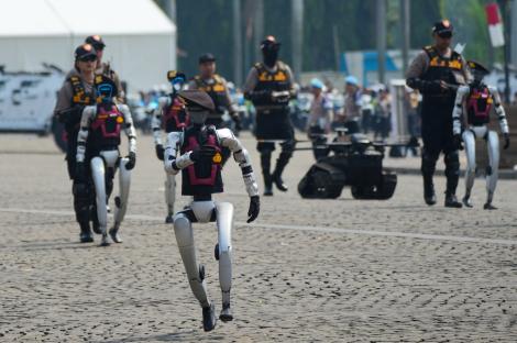 Primul robot arestat din istorie. Ce i-a făcut dispozitivul unei bătr&acirc;ne