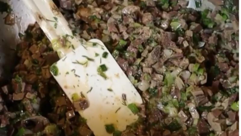 Rețeta de drob de miel a lui chef Alexandru Sautner. Secretele lui pentru un preparat de Paște delicios. Cum pregătești pas cu pas