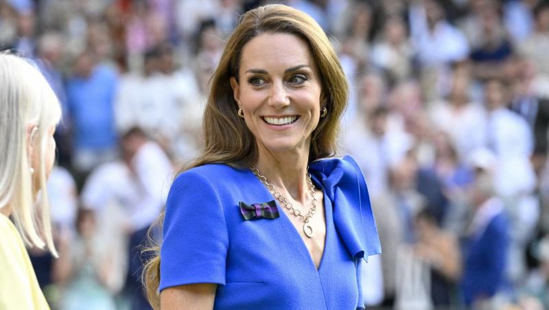 Kate Middleton poartă o rochie albastră cu m&acirc;neci