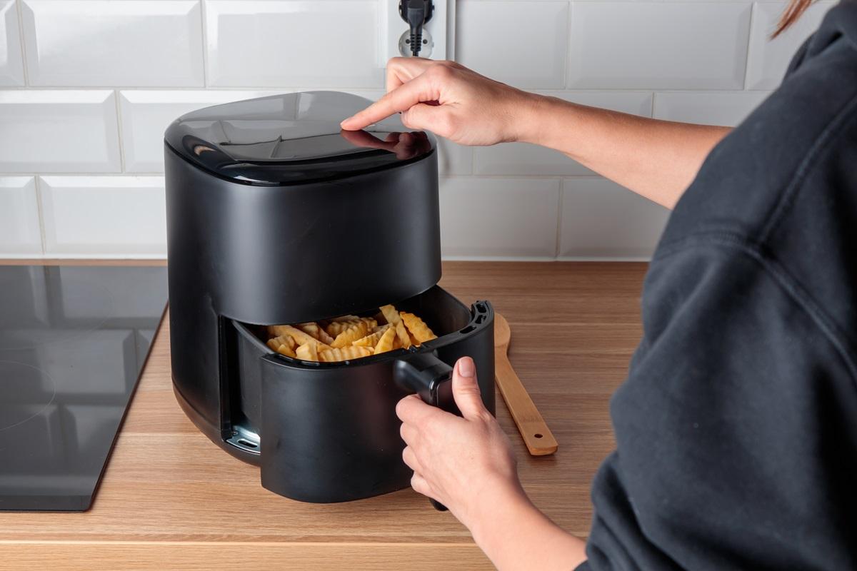 Cum folosești air fryer-ul greșit. Experții au dezvăluit de ce nu trebuie să-l lași niciodată pe blat