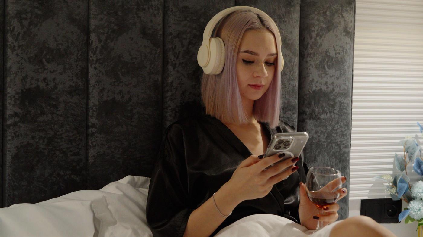 Tinerii au dat uitării &icirc;nt&acirc;lnirile fizice și aleg un partner virtual din jocurile de fantezie romantică! Cum se &icirc;nt&acirc;mplă relația