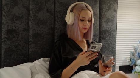 Tinerii au dat uitării &icirc;nt&acirc;lnirile fizice și aleg un partner virtual din jocurile de fantezie romantică! Cum se &icirc;nt&acirc;mplă relația