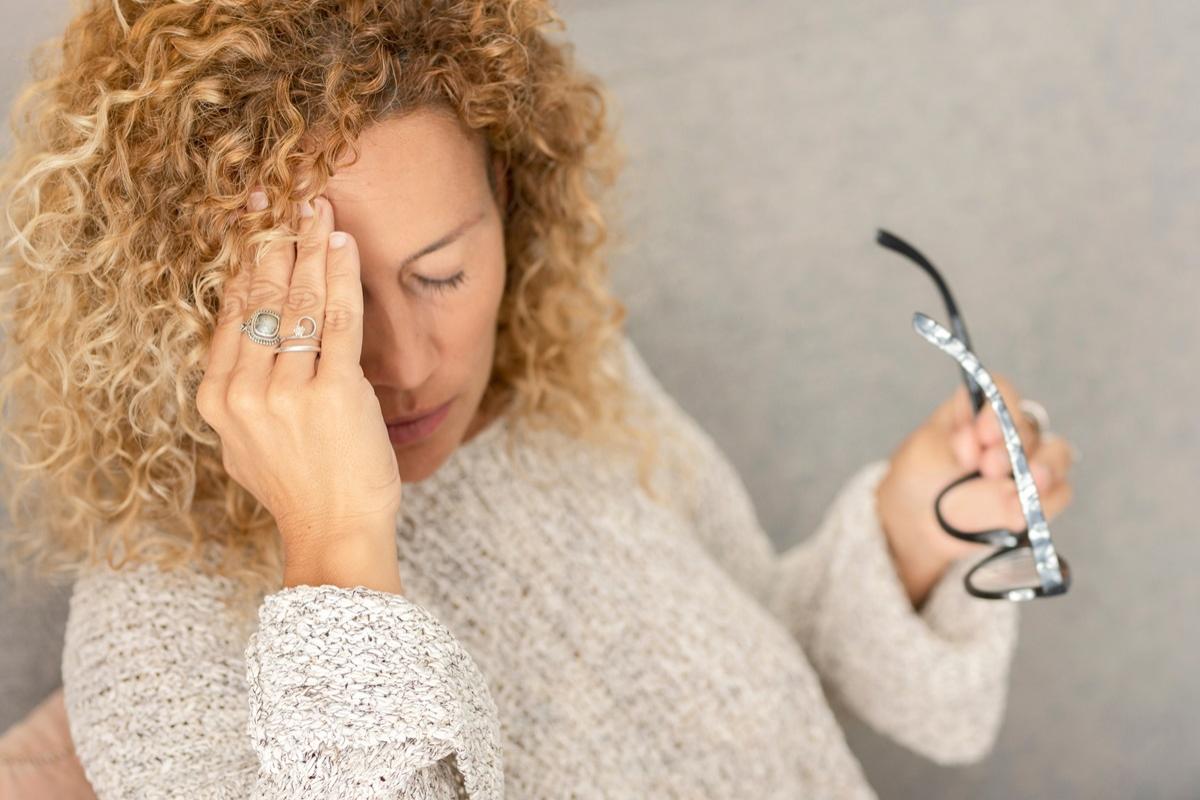 Care e diferența dintre migrenă și durere de cap. Cele 4 stadii la care trebuie să fii atent