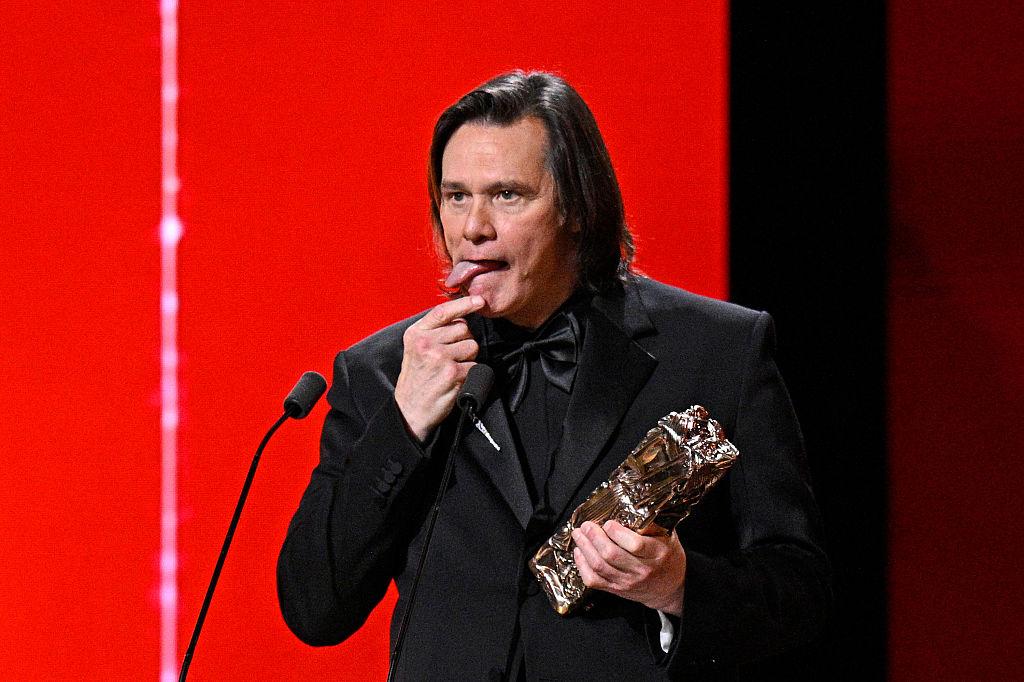 Jim Carrey are părul lung și desprins