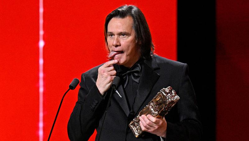 Jim Carrey are părul lung și desprins