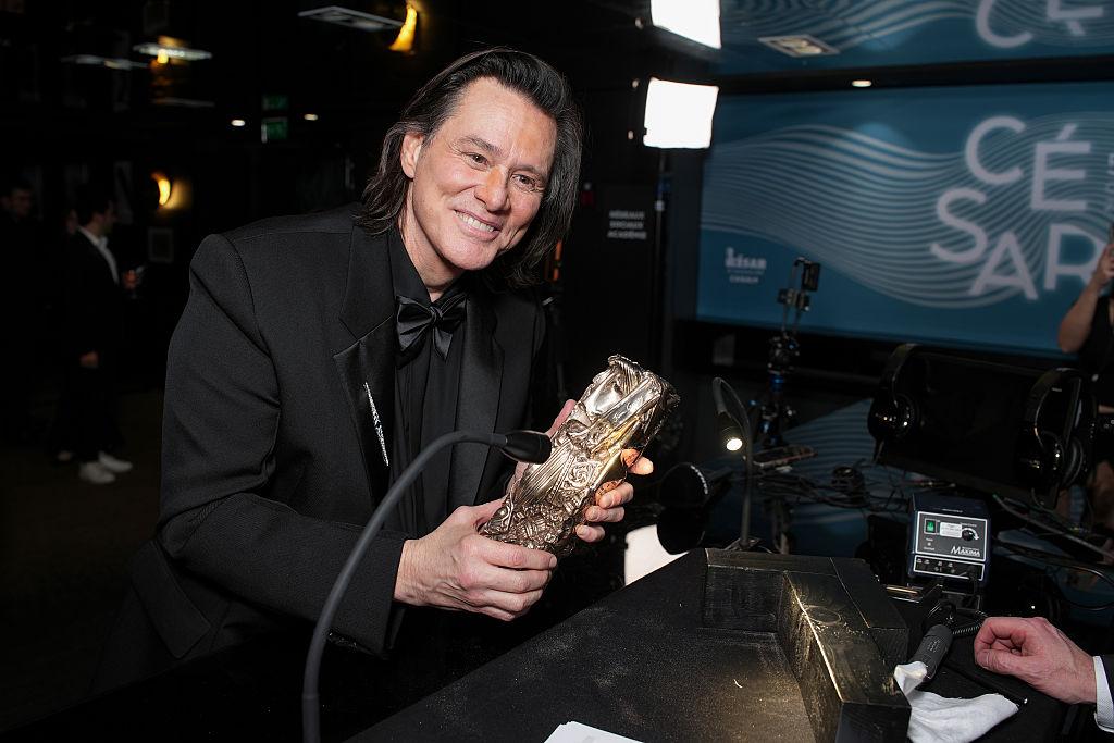 Jim Carrey poartă un costum negru