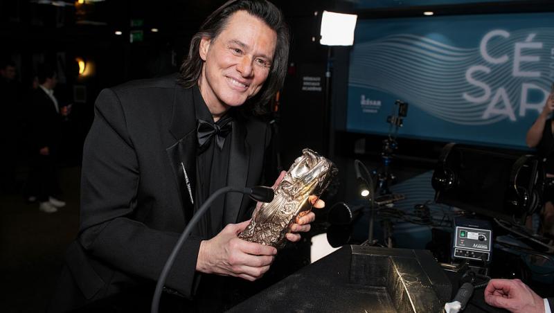 Jim Carrey poartă un costum negru