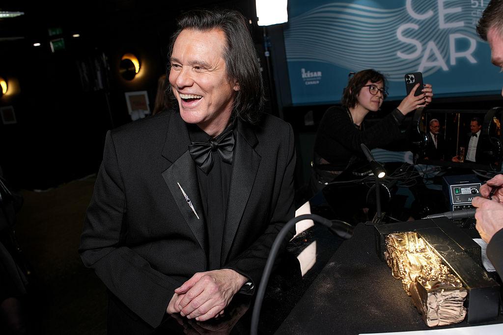 Jim Carrey ține mâna îndreptată spre cineva